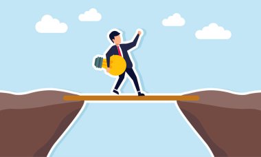 İş adamı, ince ahşap bir köprüde ampul taşıyor. Fikir ve yenilikleri kullanarak iş dünyasının sorunlarını çözüyor.