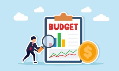 İş adamı bütçe belgelerini incelemek için bir büyüteç ve iş bütçesi izleme ve analizini gösteren bir dolar para kullanıyor.