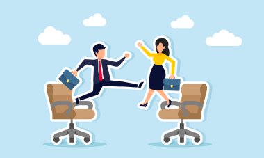 İş adamı ve işkadını ofis koltuklarını değiş tokuş ederek rol değişimi veya iş sektörlerinde bir değiş tokuş sergilediler.