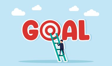 İş adamı, hedef tahtaya ulaşmak için iş projesi hedeflerine ulaşma çabalarının yazılı metninde merdivene tırmandı