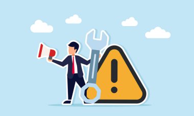 İş adamı elinde makine anahtarı tutuyor ve dikkat çekmek için megafon kullanıyor. Eğitim illüstrasyonunu ve iş operasyonlarında ekstra ihtiyatı temsil ediyor.