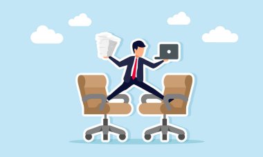 İki ofis sandalyesinde dengede duran işadamı, iş belgelerini ve çoklu iş operasyonlarındaki performans yönetimini gösteren bir dizüstü bilgisayarı taşıyor.