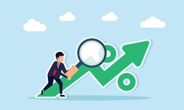 İş adamı, iş performansı iyileştirme analizini gösteren yükselen ok üzerindeki yüzde işaretini analiz etmek için büyüteç kullanıyor