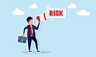 İş adamı, iş risk yönetimi eğitimi ve tanıtımının risk illüstrasyonunu gösteren sohbet balonuyla megafon kullanıyor