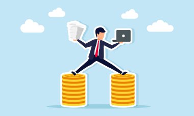 Dizüstü bilgisayar ve evrak işlerini yürüten bir iş adamı. İki dolarlık madeni paranın dengesi. Ticari mali istikrarın korunmasının bir göstergesi.