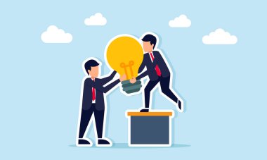 İş adamı başka bir iş adamına iş fikirlerini ve yenilikleri paylaşma podyumunda ampul veriyor.