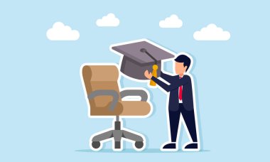 İş dünyasının kuluçka programını tamamlama başarısını gösteren ofis başkanının yanında mezuniyet şapkası tutan bir iş adamı