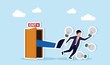 İş adamı ofis kapısından kırık ampullerle kovuldu. Bu, iş takımında yaratıcılıktan ve yenilikçi düşünmekten yoksun çalışanın işten çıkarılmasını simgeliyor.