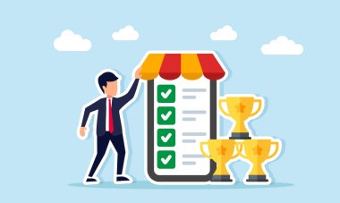 Ödül yığınının yanında duran iş adamı ve kubbe örtüsü kontrol listesi resimli akıllı telefon birçok ödül elde etmek için iş projesi listesinin tamamlanması