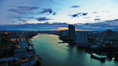 Şehrin üzerinde gün batımı