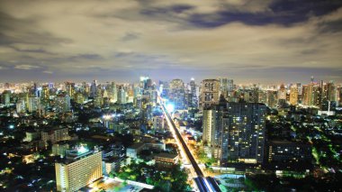 Şehir üzerinde nigth gökyüzü