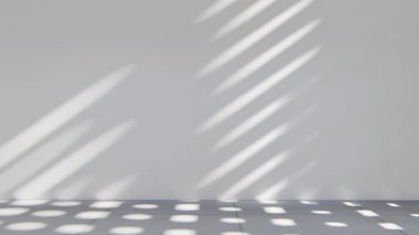 Boş iç oda gölge duvarı arka planı mimari güneş ışığını taklit ediyor. boş ev modern pencere ışıklandırması daire tasarımı ev içinde beyaz ev. boş küçük konsept arkaplan parlak temiz.