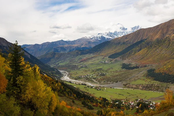 Kafkas Dağları sonbaharda. Mount dır. Svaneti, Gürcistan