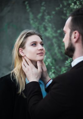 güzel genç çift üzerinde bir gün batımı