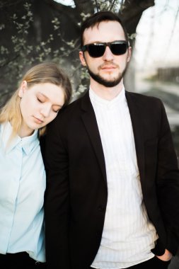 güzel genç çift üzerinde bir gün batımı