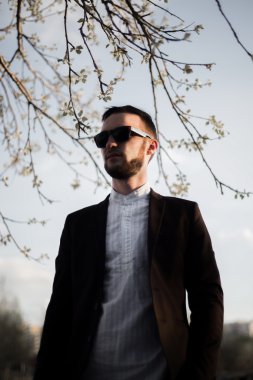 bir günbatımı güzel bir esmer adam portresi