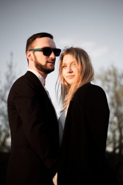 güzel genç çift üzerinde bir gün batımı