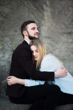 güzel genç çift üzerinde bir gün batımı