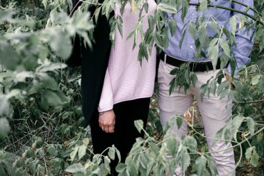 Genç güzel ormanda dinlenme couple