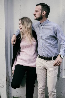 Genç güzel ormanda dinlenme couple