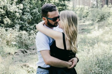 Genç güzel ormanda dinlenme couple