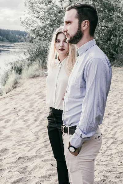 Jeune beau couple reposant dans la forêt — Photo