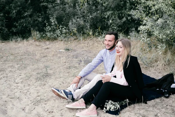 Jeune beau couple reposant dans la forêt — Photo