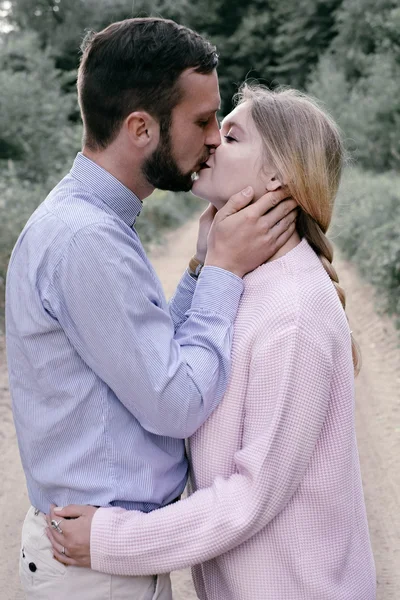 Jeune beau couple reposant dans la forêt — Photo