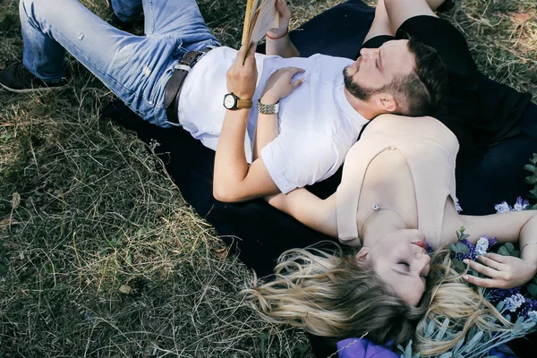 Jeune beau couple reposant dans la forêt — Photo