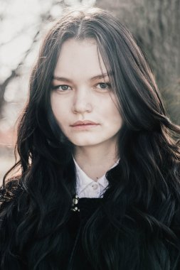 güzel genç esmer kadın sokakta