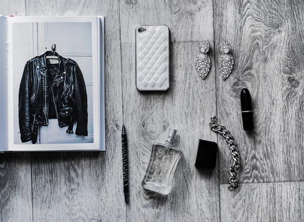 ファッションのブロガーの essentials オブジェクトのオーバーヘッド — ストック写真