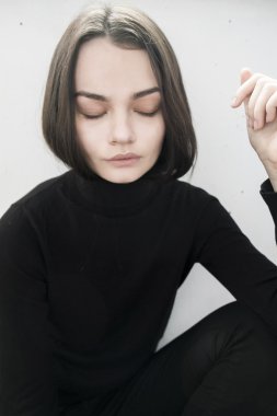 esmer beyaz duvar üzerinde siyah bir golf