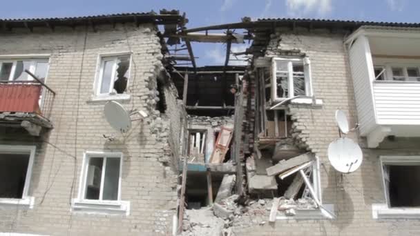 Zniszczony dom wojny na Ukrainie — Wideo stockowe