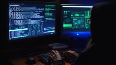 bir kız hacker bir parola çatlamak