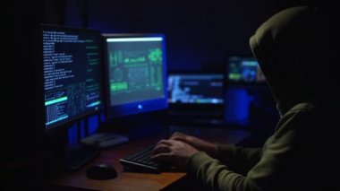 Bir adam Hacker bilgisayar
