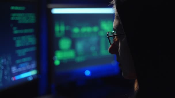 femme hacker travaille à l'ordinateur 