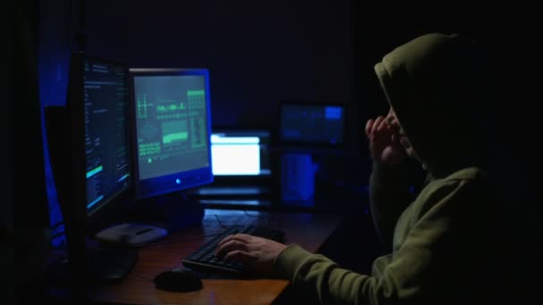 Un hacker hombre agrieta una contraseña — Vídeo de stock