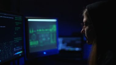 hacker kız bilgisayar çalışır