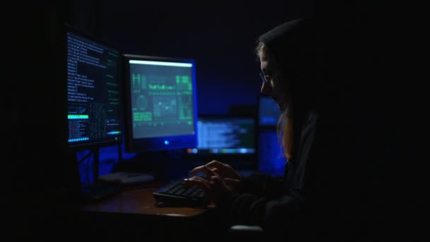 Девушка-хакер за компьютером — стоковое видео