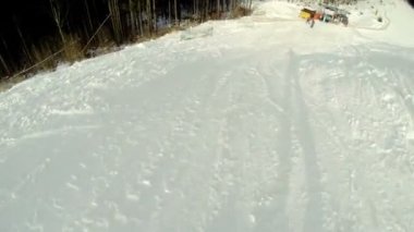 Bir kayakçı iner ve gölgesini görüyor