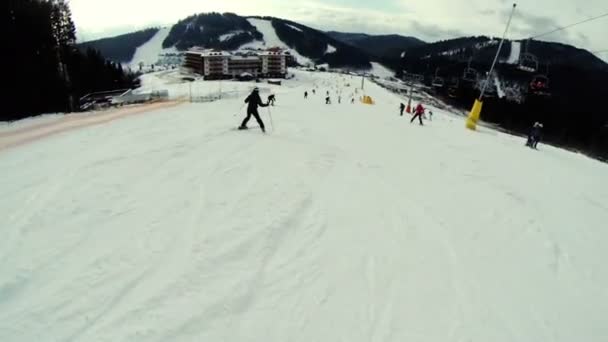 Mannen snabbt ner för berget på skidor — Stockvideo