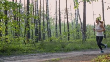 Sabah ormanda yavaş çalışan genç kadın