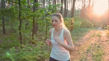 Sabah ormanda yavaş çalışan genç kadın