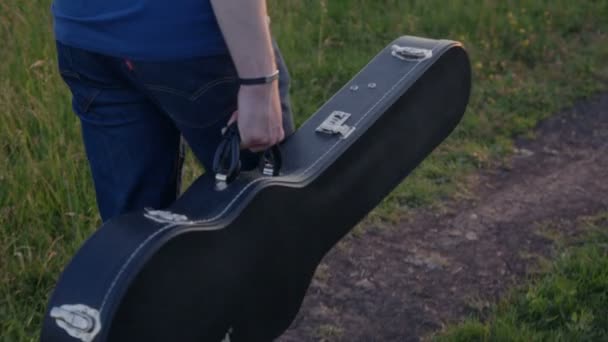 Young Man Walking met gitaar, slow-motion — Stockvideo