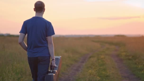 Junger Mann geht mit Gitarre, Zeitlupe — Stockvideo