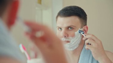 tıraş aynası önünde adam