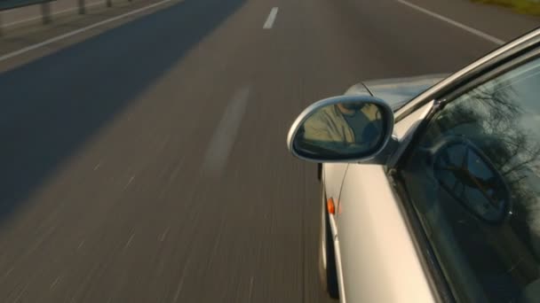 Conducir - Conducir tiro con la cámara montada en el techo en una carretera en Alemania . — Vídeo de stock