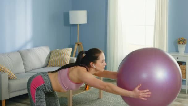 Nő csinál Cardio edzés segítségével Fitball — Stock videók