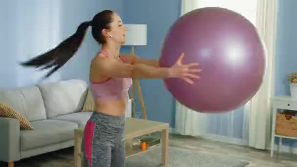 Joven mujer está haciendo adelante curva con Fitball — Vídeos de Stock