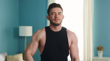 Atletik Adam Gösteriyor: